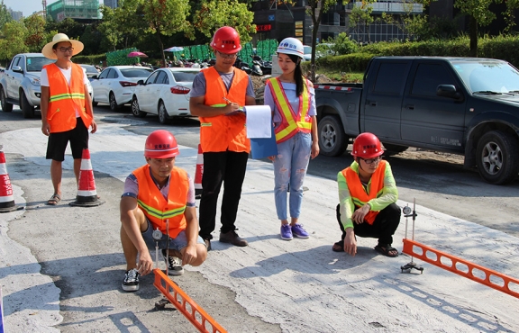 2018年8月，G220試驗路段交工驗收，測量彎沉評估路面的整體強度