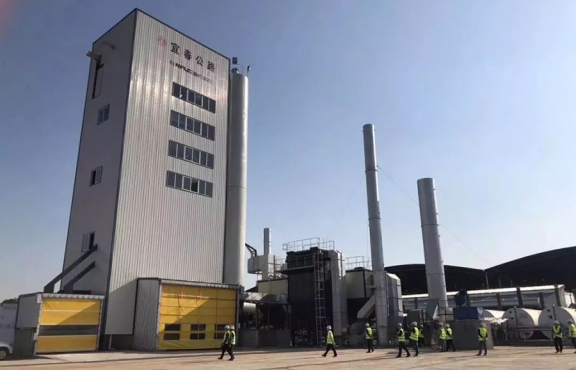 2018年10月12日，來自全國各地的筑養(yǎng)路行業(yè)專家、高?？蒲袑W(xué)者等150余人，蒞臨豐城綜合養(yǎng)護中心，現(xiàn)場觀摩全環(huán)保瀝青攪拌設(shè)備及各類環(huán)保裝置。